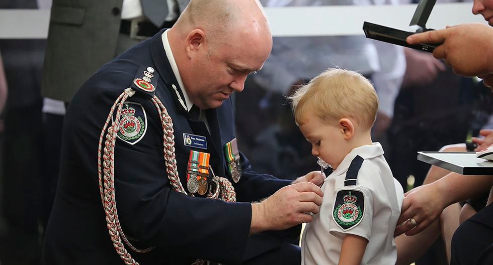 Resultado de imagen para hijo de bombero fallecido en australia