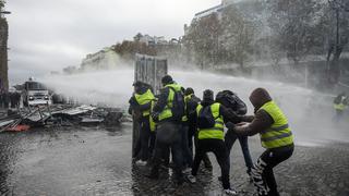 "Chalecos amarillos" convierten París en un campo de batalla | FOTOS