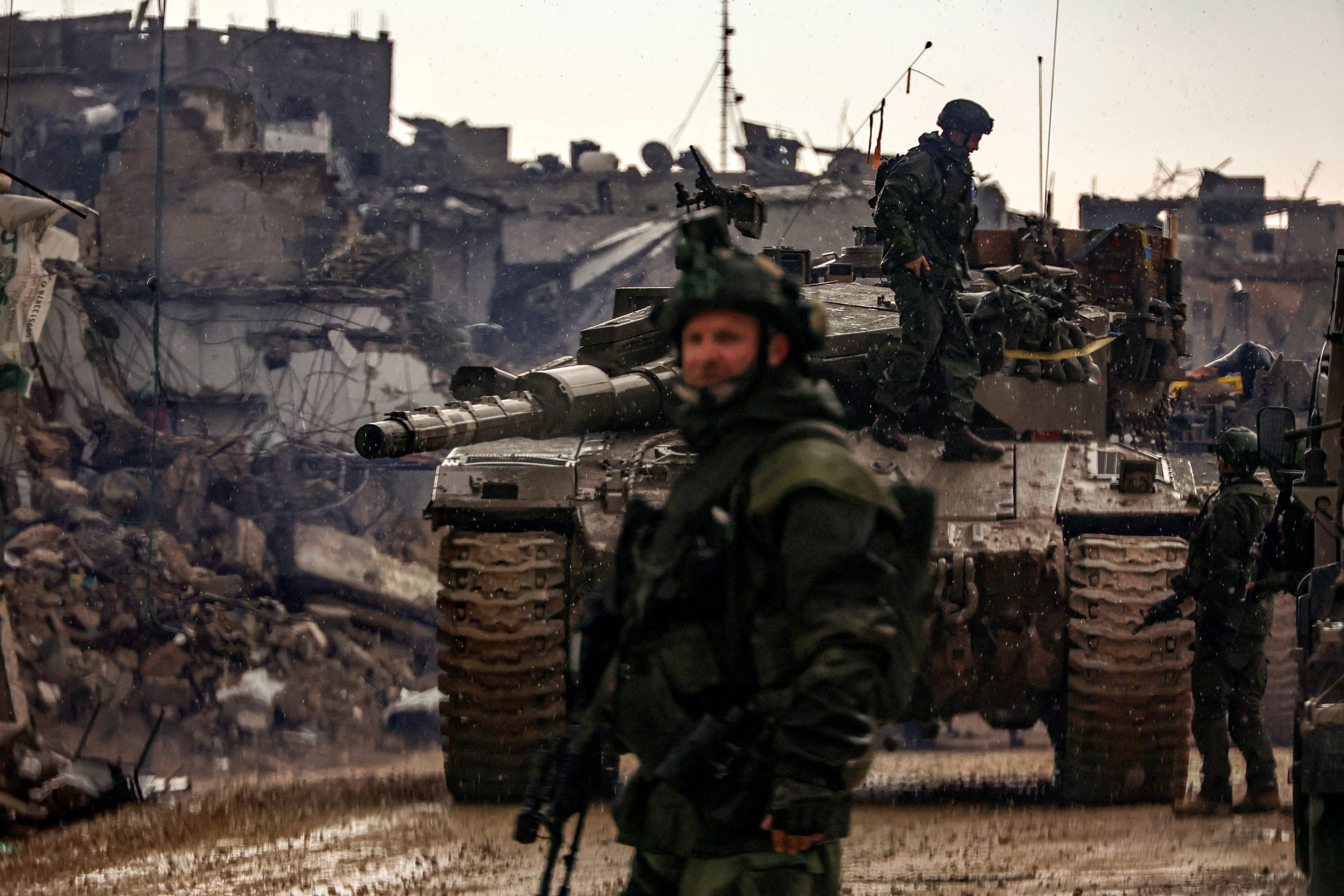 Israeli soldiers patrol an area of ​​Khan Yunis, the main city of Gaza, in southern Gaza.  (Photo by Nicolás GARCÍA/AFP).