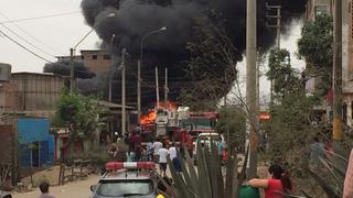 Incendio de taller en VMT movilizó a decenas de bomberos