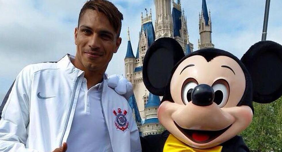 Paolo Guerrero junto a su amigo Mickey Mouse (Foto: Facebook Corinthians Paulista)