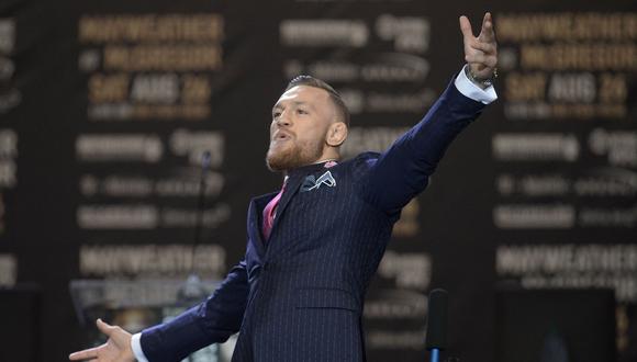 McGregor y el 'ofensivo' detalle en su traje durante primer careo ante Mayweather. (Foto: Reuters)