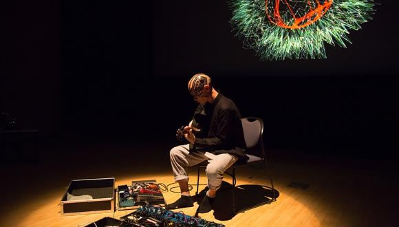 En el SingularityU Japan Summit 2017 se invitó al músico Ryogen, conocido por explorar todas las capacidades sonoras de su guitarra y crear sonidos oníricos. (Foto: EFE)