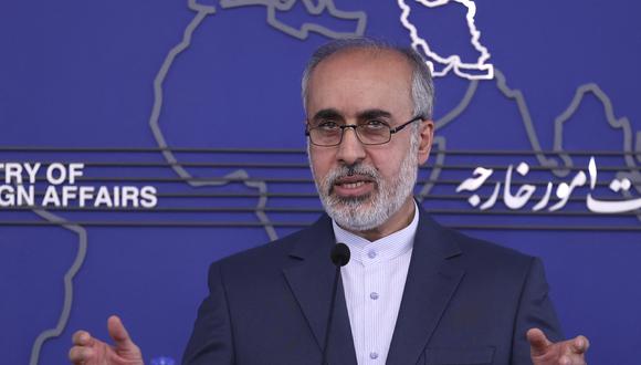El portavoz del Ministerio de Relaciones Exteriores de Irán, Nasser Kanani, habla durante una conferencia de prensa en la capital, Teherán, el 3 de octubre de 2022. (Foto de ATTA KENARE / AFP)