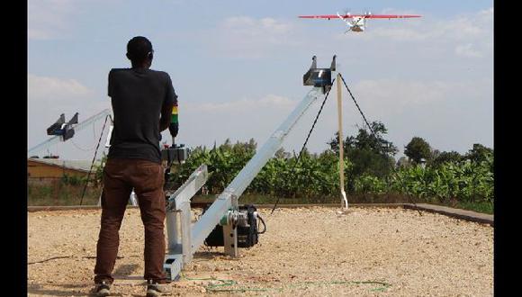 Los drones salen propulsados de una rampa de lanzamiento. (Foto: AFP)