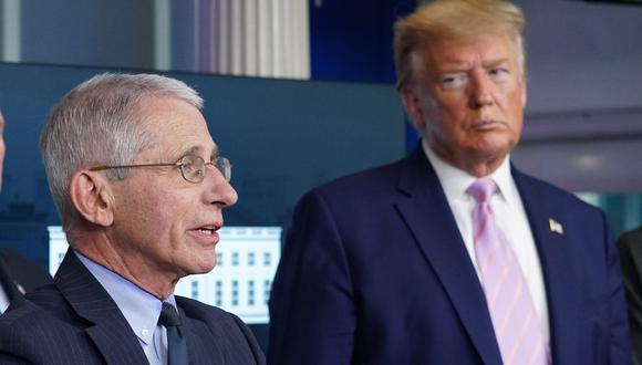 El director del Instituto Nacional de Alergias y Enfermedades Infecciosas, Anthony Fauci, con el presidente de los Estados Unidos, Donald Trump, en la Sala de Información Brady en la Casa Blanca en Washington, DC. (Foto: AFP/MANDEL NGAN/Archivo)