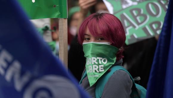 Una mujer porta un pañuelo verde mientras se manifiesta a favor de la libertad del aborto mientras se espera que la Corte Constitucional se pronuncie sobre su posible despenalización en Bogotá, el 21 de febrero de 2022. (Foto de Raul ARBOLEDA / AFP)