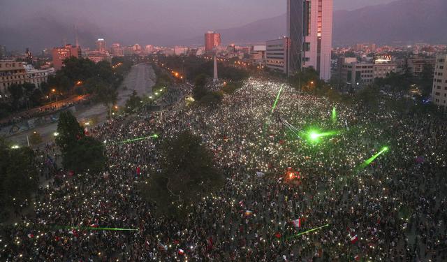 Vista aérea de la plaza Italia de Santiago, donde miles de personas marcharon contra el régimen de Sebastián Piñera hasta la noche. (AP Photo/Esteban Felix).
