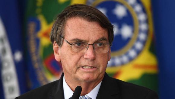 El presidente brasileño, Jair Bolsonaro, habla durante la sanción de la ley que autoriza a los estados, municipios y al sector privado a comprar vacunas contra el COVID-19, en el Palacio Planalto de Brasilia. (Foto: AFP / EVARISTO SA).