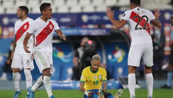 Renato Tapia se quejó del arbitraje en el Perú vs. Brasil | Foto: REUTERS