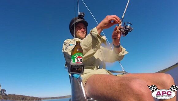 Hombre en Australia que decidió pescar desde una silla levantada por un drone (Foto: Facebook)