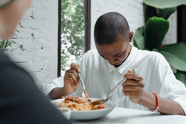 Existen trucos caseros para quitar manchas de grasa de la ropa. (Foto: Pexels)