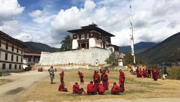 Bután tiene bellos monasterios y colinas.
