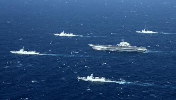 Esta foto aérea muestra una formación de la armada china, incluido el portaaviones Liaoning, durante ejercicios militares en el Mar de China Meridional, el 2 de enero de 2017. (Foto:  STR / AFP)