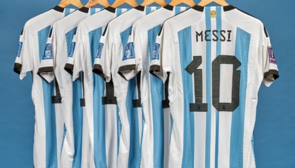 La subasta de las seis camisetas que Lionel Messi utilizó en Qatar 2022 se inició este jueves 30 de noviembre. (Foto: Sotheby's).