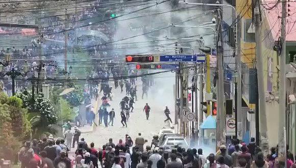 Los enfrentamientos en Andahuaylas registran al menos 30 heridos graves. (Foto: Captura de Twitter)