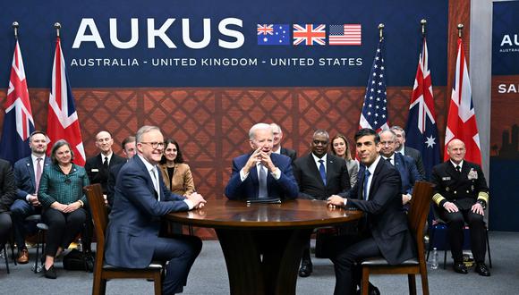 El presidente de los Estados Unidos, Joe Biden (centro), participa en una reunión trilateral con el primer ministro británico, Rishi Sunak (derecha), y el primer ministro de Australia, Anthony Albanese (izquierda), durante la cumbre AUKUS el 13 de marzo de 2023, en la Base Naval de Point Loma en San Diego, California. (Foto de Jim WATSON / AFP)