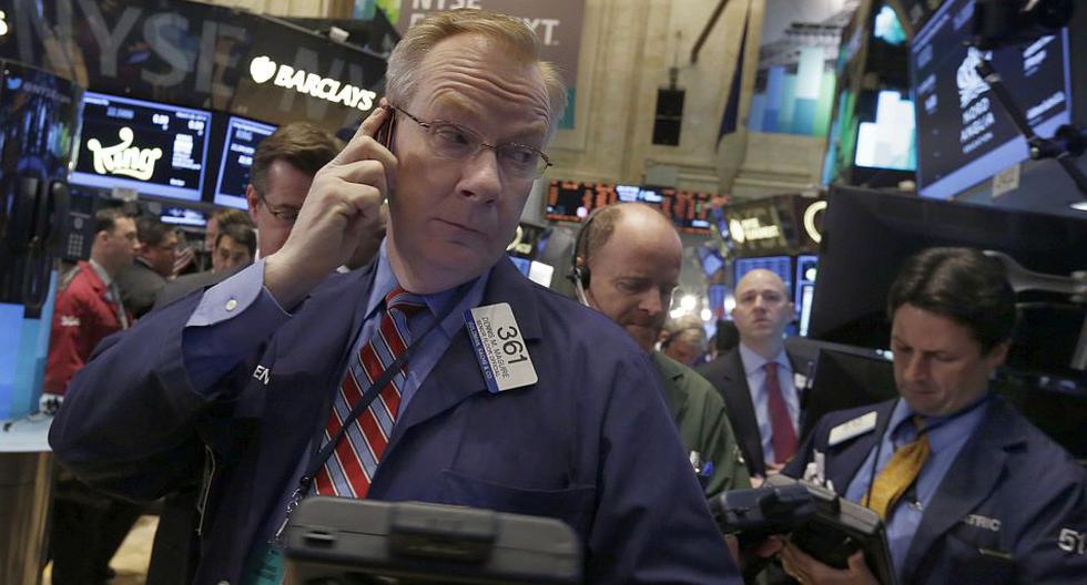 Wall Street closes red and the Nasdaq loses 2.17% after downgrading the debt