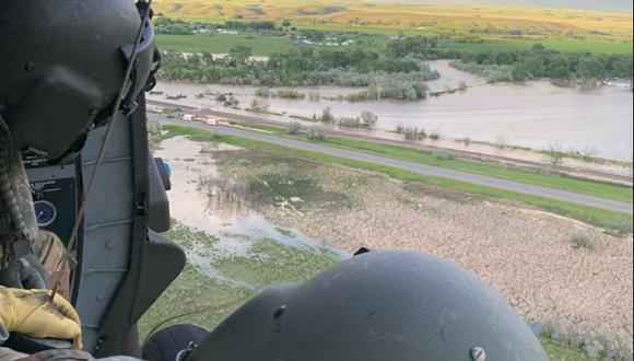 las tripulaciones de helicópteros de la Guardia Nacional realizan operaciones de rescate durante una fuerte inundación que ha dejado a personas varadas. (MONTANA NATIONAL GUARD / AFP)