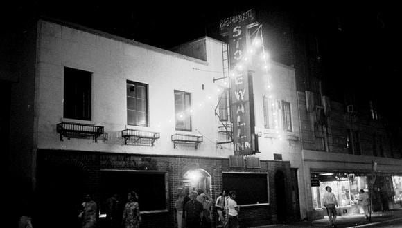 El Stonewall Inn en Christopher Street en Manhattan, Nueva York, reabierto por un mafioso llamado Fat Tony en marzo de 1967. (Foto de Larry Morris / The New York Times)