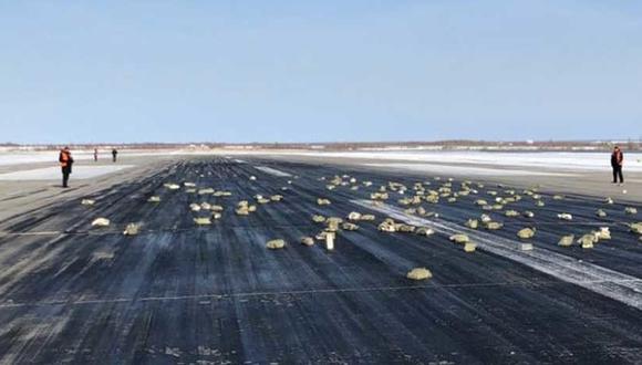 Una "lluvia" de toneladas de lingotes de oro cae desde un avión en Siberia.