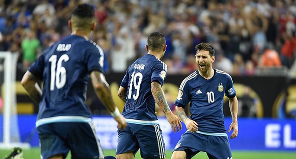A los 31 minutos, Lionel Messi marcó un gol de tiro libre de forma magnífica para poner 2-0 a Argentina ante Estados Unidos en semifinales de la Copa América. (Foto: AFP)