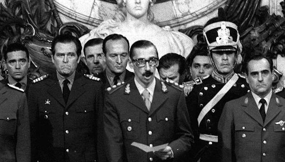 El dictador argentino Gral. Jorge Rafael Videla, centro, jura como presidente en la Casa de Gobierno en Buenos Aires, Argentina. (Foto: AP - Eduardo Di Baia)