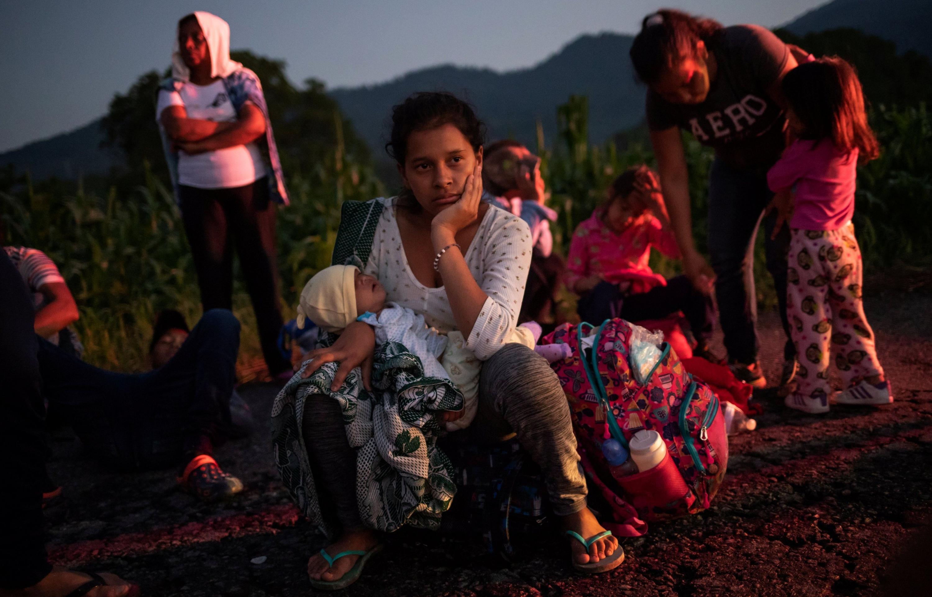 Miles de migrantes hondureños que cruzan México en caravana, decididos a llegar a Estados Unidos, reanudaron su marcha este miércoles en un trayecto que se estima de 12 horas, la mayoría de ellos a pie. (Reuters).