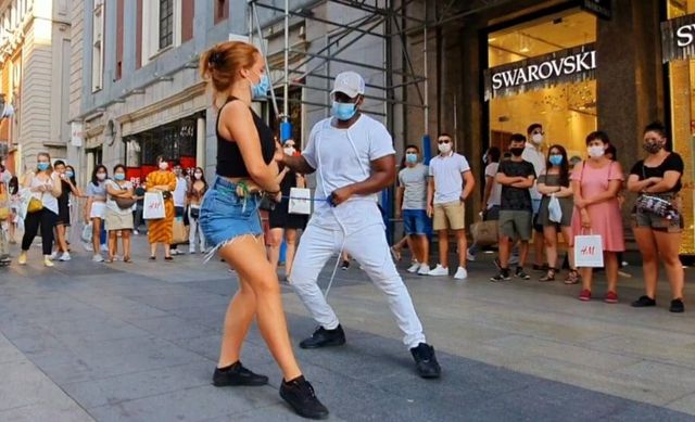 Juan Diego volvió después de cuatro meses a bailar a las calles. (Foto: Facebook / Madrid Timbera)