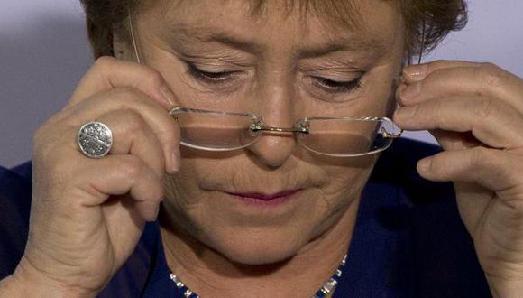 Bachelet dice estar "golpeada" por caso que involucra a su hijo