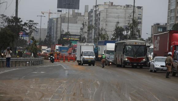 En la Panamericana Sur, en un tramo del distrito de Surco, se generó un embotellamiento. En la noche de ayer ocurrió un choque múltiple y se derramó aceite de palma que era traslado por una de las unidades involucradas en el accidente. (Foto: Britanie Arroyo/ @photo.gec)