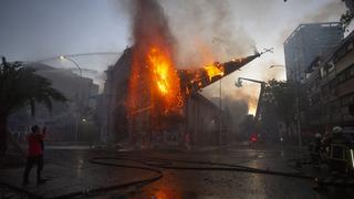 Encapuchados incendian una segunda iglesia en Santiago de Chile en medio de masiva protesta | FOTOS y VIDEOS