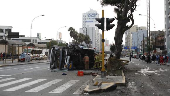 Los bomberos ayudaron en el rescate de los heridos. (Foto:César Bueno @photo.gec)