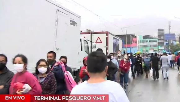 Reportan largas filas de personas que abarcan cuadras para ingresar a terminal pesquero de VMT por Semana Santa. (Captura: América Noticias)