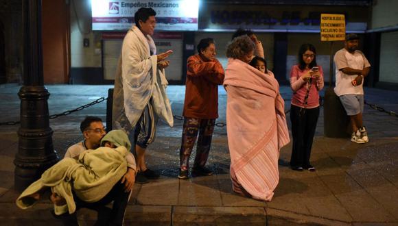 Residentes de la Ciudad de México permanecen en la calle después de un terremoto de magnitud 6,8, el 22 de septiembre de 2022. (Pedro PARDO / AFP).