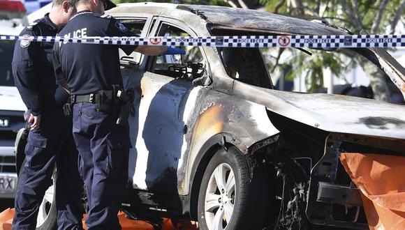 Las autoridades acude al trágico incendio provocado por el exjugador de Rugby, Rowan Baxter, que provocó la muerte de sus tres menores hijos y su exesposa. Según el periódico The Australian, la mujer salió del auto gritando "me roció con gasolina”. (Foto: AP)
