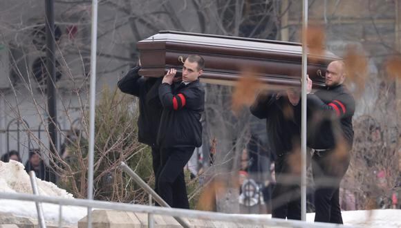 Los trabajadores del servicio funerario llevan el ataúd del fallecido líder de la oposición rusa Alexei Navalny al interior de la Iglesia del Icono de la Madre de Dios, durante sus funerales en Moscú, Rusia, el 01 de marzo de 2024. EFE/EPA/SERGEI ILNITSKY