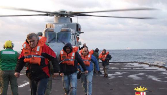 Grecia: rescatan a todos los pasajeros del ferry incendiado