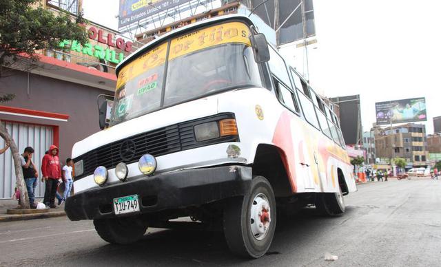 Trujillo: pista se abre y microbús se hunde con 30 pasajeros - 4