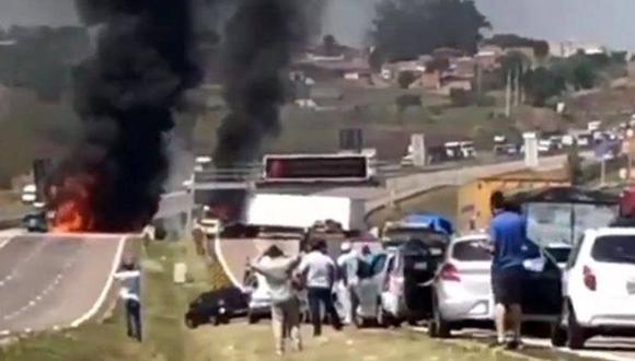 Un grupo de ladrones asaltaron un terminal de cargas y en su huida incendiaron tres camiones para bloquear a la policía. (Foto: Captura de video)