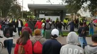Protestas en Colombia: cadena humana trató de impedir que policías fueran agredidos en manifestación | FOTOS y VIDEO