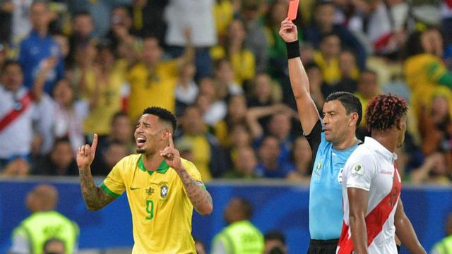 Gabriel Jesus no terminó la final de la Copa América por una falta contra Carlos Zambrano. El delantero de Brasil reaccionó violentamente por la decisión del árbitro (Foto: AFP)