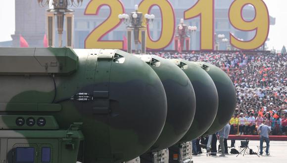 Misiles balísticos intercontinentales con capacidad nuclear DF-41 de China se ven durante un desfile militar en la Plaza de Tiananmen en Beijing el 1 de octubre de 2019. (GREG BAKER / AFP).