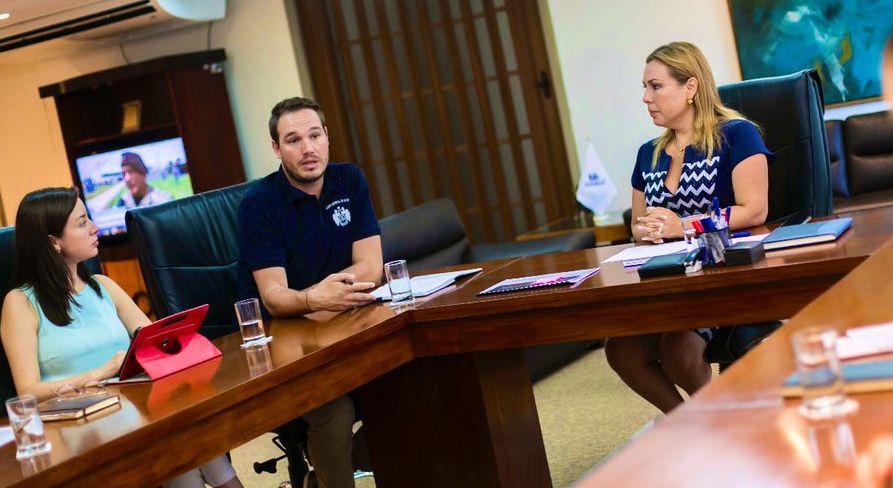 El alcalde de La Victoria, George Forsyth, y la presidenta ejecutiva de EsSalud, Fiorella Molinelli Aristondo, se reunieron para poner en marcha el fraccionamiento de la deuda tributaria. (Foto: EsSalud)