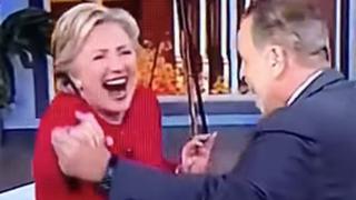Así baila salsa Hillary Clinton [VIDEO]