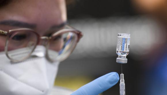 Una enfermera prepara una dosis de la vacuna Johnson and Johnson Covid-19 en una clínica de vacunación móvil en Los Ángeles, Estados Unidos, el 7 de agosto de 2021. (Foto de Patrick T. FALLON / AFP).