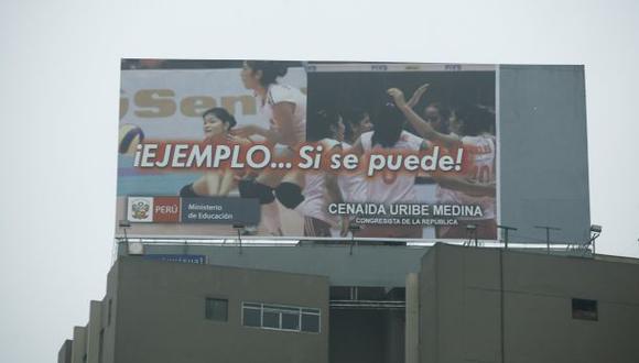 En agosto del 2009, la congresista Cenaida Uribe generó polémica por estos paneles, con faltas ortográficas, de Punto Visual (Foto: Musuk Nolte)