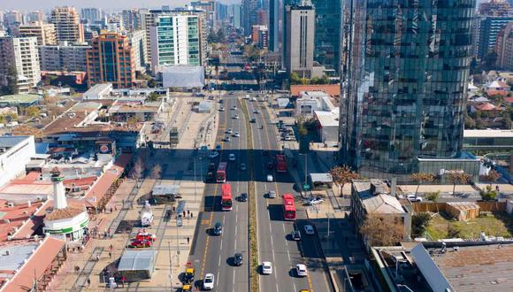Vista aérea de una avenida de Santiago de Chile en medio de la pandemia del nuevo coronavirus. Imagen del 28 de julio de 2020. (Foto: AFP)