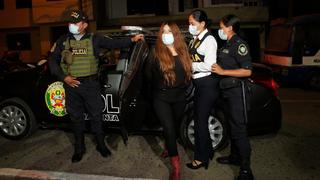 SJL: detienen a mujer por agredir a policías que le pidieron que use mascarilla