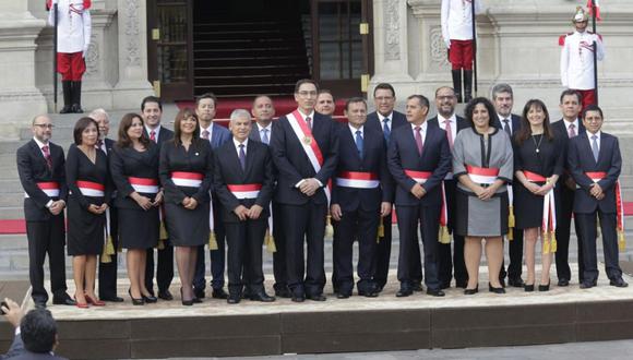 La foto protocolar del presidente Martín Vizcarra junto a sus 19 ministros. (Foto: Alonso Chero/ El Comercio)